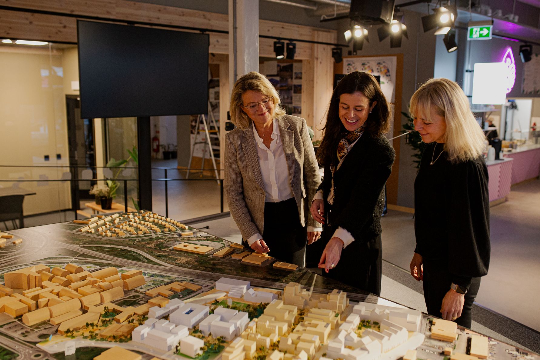 GoCo Arena inleder 2022 med två nya founding partners och Fujirebio Diagnostics och Wellspect HealthCare. Fr.V. Christina Hall, CEO för Fujirebio Diagnostics, Marie Uddenmyr, Director Corporate Relations på GoCo Health Innovation City, Eva Wahlberg.